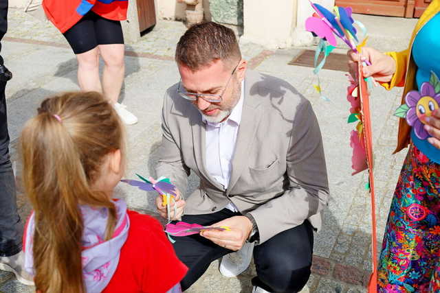 [FOTO] Żarowskie przedszkolaki świętowały z optymistycznym akcentem