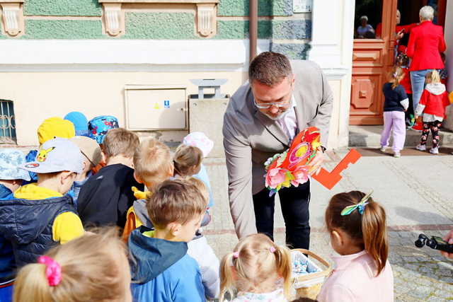 [FOTO] Żarowskie przedszkolaki świętowały z optymistycznym akcentem
