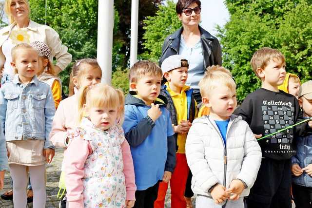 [FOTO] Żarowskie przedszkolaki świętowały z optymistycznym akcentem