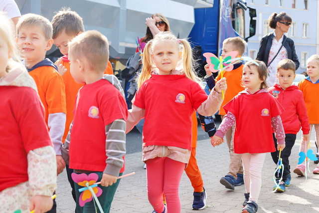 [FOTO] Żarowskie przedszkolaki świętowały z optymistycznym akcentem