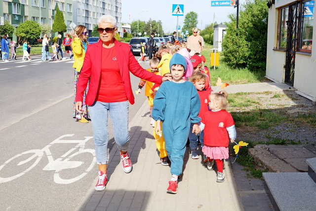 [FOTO] Żarowskie przedszkolaki świętowały z optymistycznym akcentem