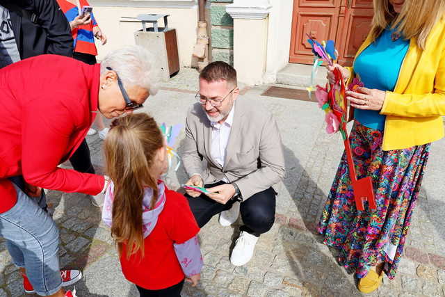 [FOTO] Żarowskie przedszkolaki świętowały z optymistycznym akcentem