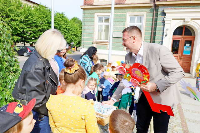 [FOTO] Żarowskie przedszkolaki świętowały z optymistycznym akcentem