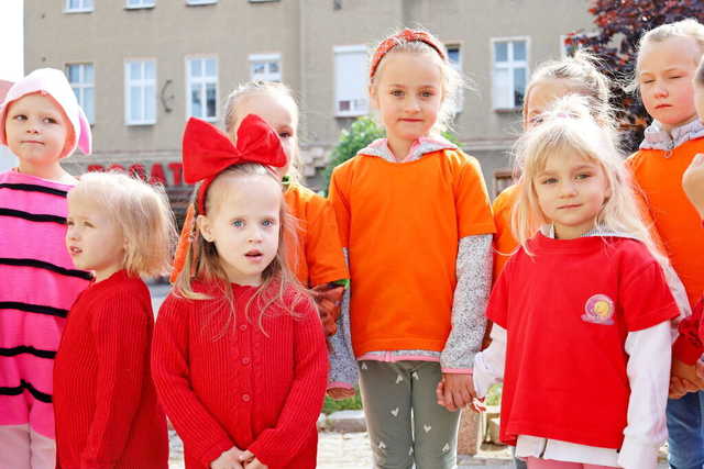 [FOTO] Żarowskie przedszkolaki świętowały z optymistycznym akcentem