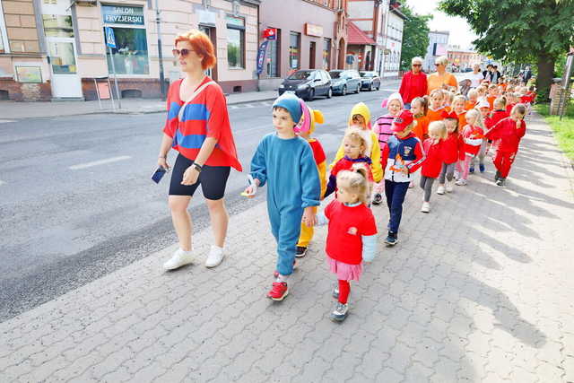 [FOTO] Żarowskie przedszkolaki świętowały z optymistycznym akcentem