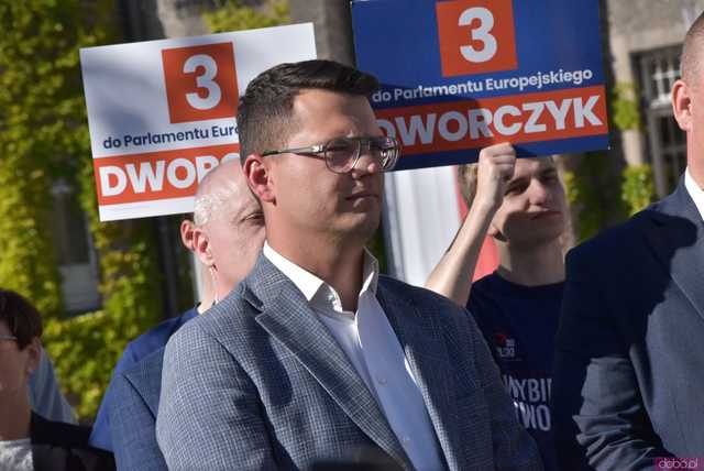 [WIDEO/FOTO] Wałbrzych był zapomniany przez Boga i ludzi. Mateusz Morawiecki poparł kandydaturę Michała Dworczyka do Parlamentu Europejskiego