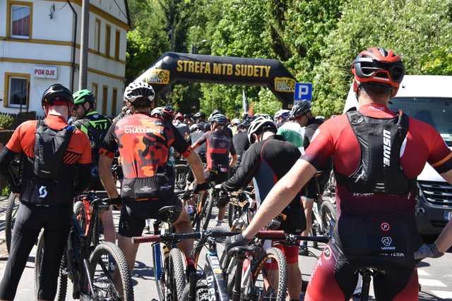 [FOTO] Święto pasjonatów kolarstwa górskiego. Rywalizowali na trasię między Bystrzycą Górną a Walimiem