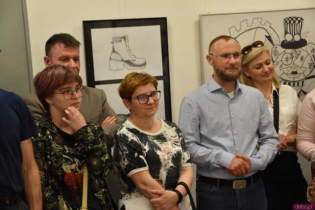[FOTO] Uczniowie Ekonomika zaprezentowali swoje wizje i wyobrażenia reklamy. Do kiedy można odwiedzić wystawę?