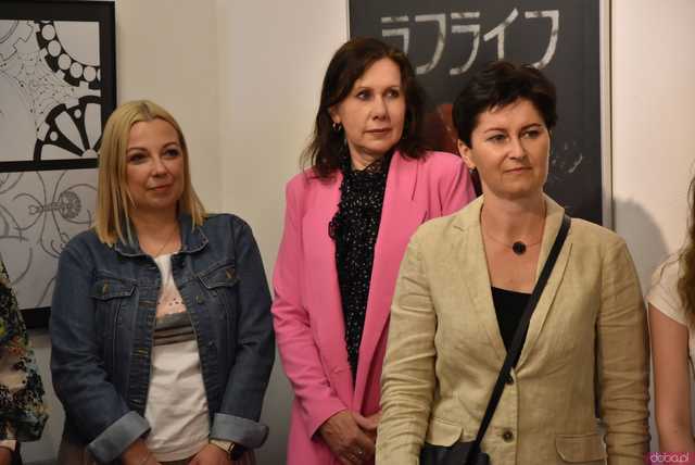 [FOTO] Uczniowie Ekonomika zaprezentowali swoje wizje i wyobrażenia reklamy. Do kiedy można odwiedzić wystawę?