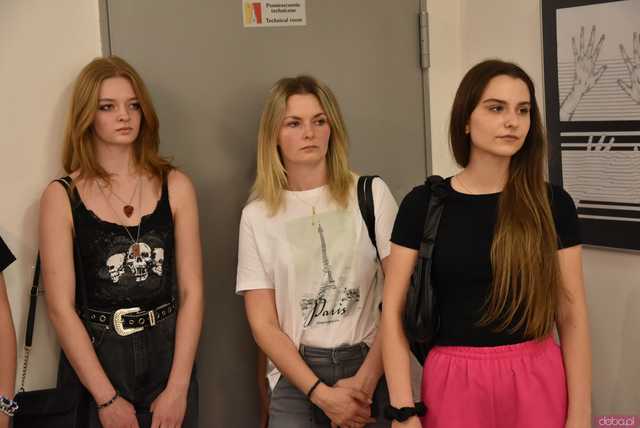 [FOTO] Uczniowie Ekonomika zaprezentowali swoje wizje i wyobrażenia reklamy. Do kiedy można odwiedzić wystawę?
