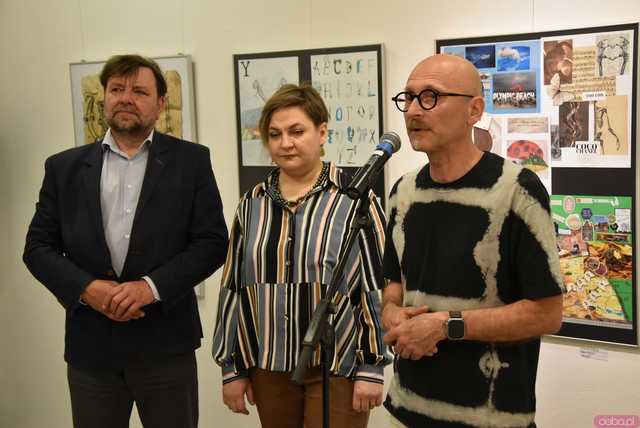 [FOTO] Uczniowie Ekonomika zaprezentowali swoje wizje i wyobrażenia reklamy. Do kiedy można odwiedzić wystawę?