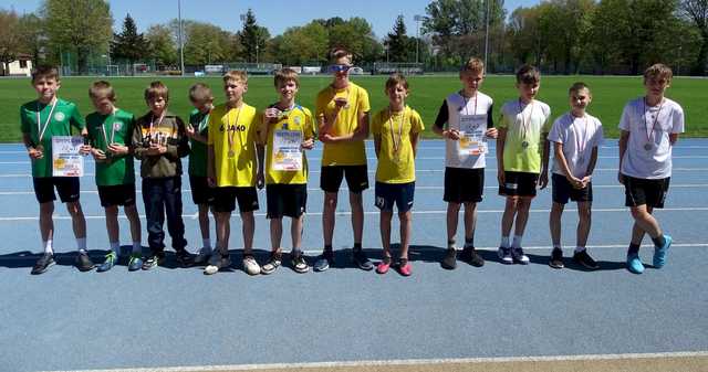 [FOTO] Dzieci z klas 5 i 6 rywalizowali w igrzyskach lekkoatletycznych