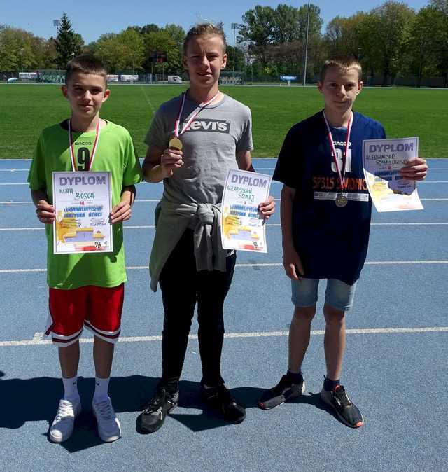 [FOTO] Dzieci z klas 5 i 6 rywalizowali w igrzyskach lekkoatletycznych