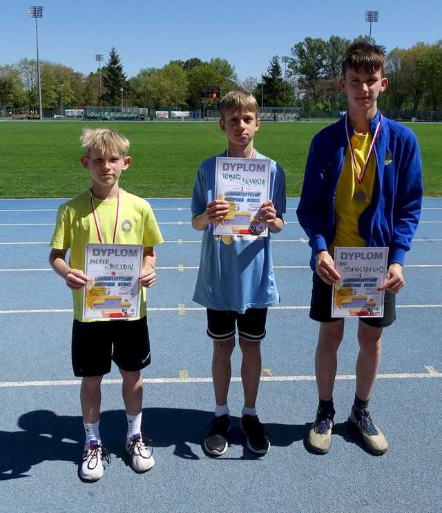[FOTO] Dzieci z klas 5 i 6 rywalizowali w igrzyskach lekkoatletycznych
