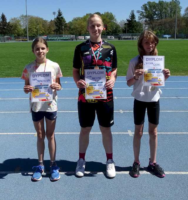 [FOTO] Dzieci z klas 5 i 6 rywalizowali w igrzyskach lekkoatletycznych