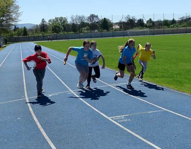 [FOTO] Dzieci z klas 5 i 6 rywalizowali w igrzyskach lekkoatletycznych