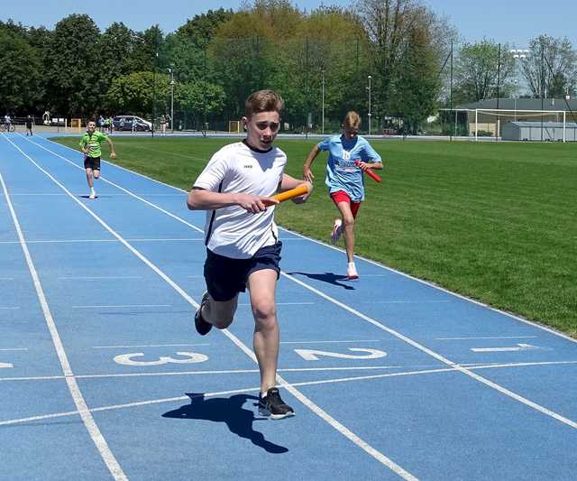 [FOTO] Dzieci z klas 5 i 6 rywalizowali w igrzyskach lekkoatletycznych