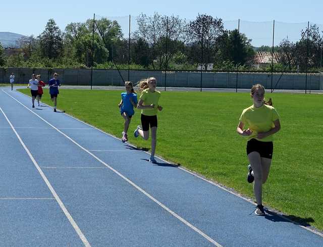 [FOTO] Dzieci z klas 5 i 6 rywalizowali w igrzyskach lekkoatletycznych