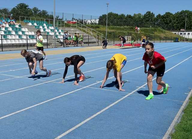 [FOTO] Dzieci z klas 5 i 6 rywalizowali w igrzyskach lekkoatletycznych