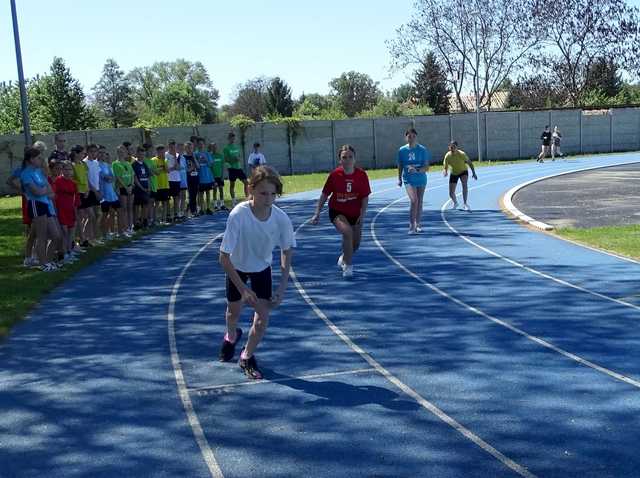 [FOTO] Dzieci z klas 5 i 6 rywalizowali w igrzyskach lekkoatletycznych