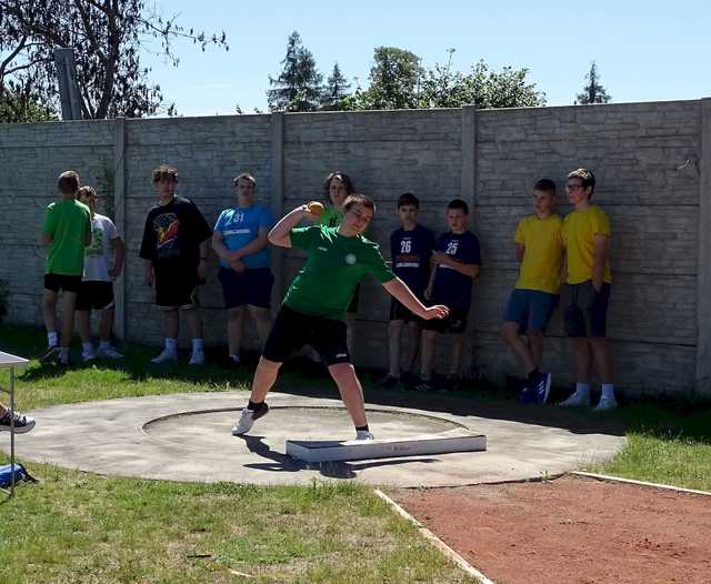 [FOTO] Dzieci z klas 5 i 6 rywalizowali w igrzyskach lekkoatletycznych