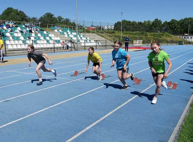 [FOTO] Dzieci z klas 5 i 6 rywalizowali w igrzyskach lekkoatletycznych