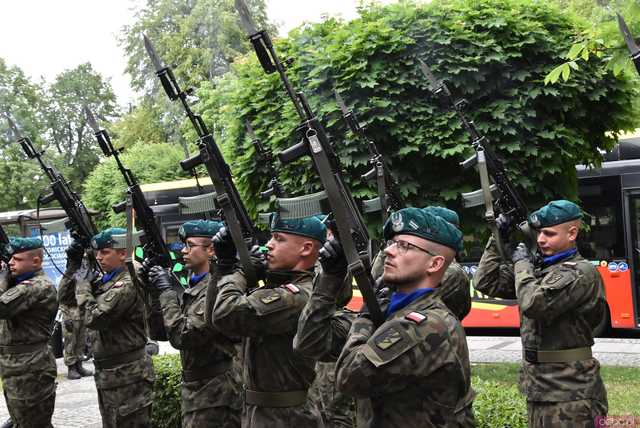 [WIDEO/FOTO] Uroczysty pochód rozpoczął uroczystości upamiętniające Rotmistrza Pileckiego