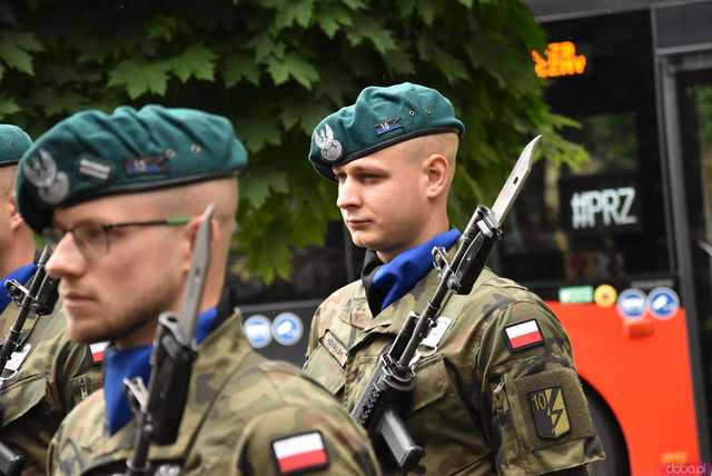 [WIDEO/FOTO] Uroczysty pochód rozpoczął uroczystości upamiętniające Rotmistrza Pileckiego