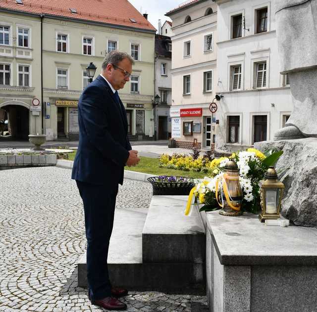 [FOTO] Świebodzice upamiętniły Jana Pawła II w 104. rocznicę urodzin