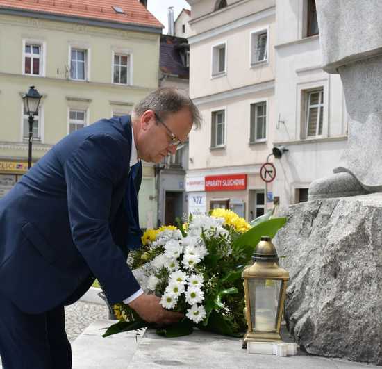 [FOTO] Świebodzice upamiętniły Jana Pawła II w 104. rocznicę urodzin