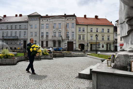 [FOTO] Świebodzice upamiętniły Jana Pawła II w 104. rocznicę urodzin