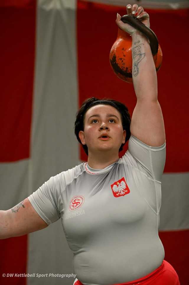 [FOTO] Świdniczanka Wiktoria Jabłońska mistrzynią i rekordzistką świata w kettlebell! 