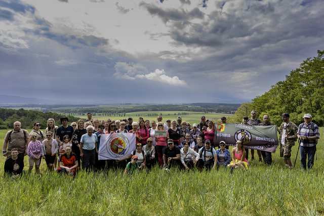 [FOTO] Stanęli na szczycie Góry Pyszczyńskiej i zdobyli Koronę Wzgórz Ziemi Żarowskiej!