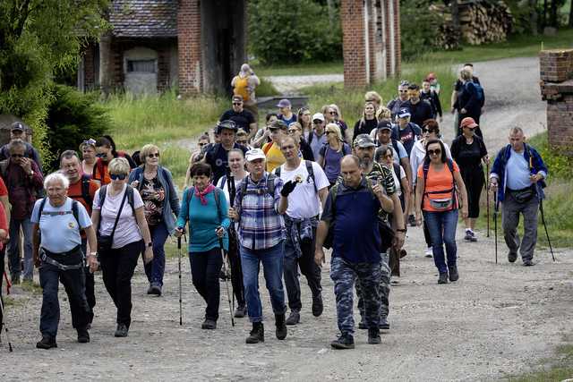 [FOTO] Stanęli na szczycie Góry Pyszczyńskiej i zdobyli Koronę Wzgórz Ziemi Żarowskiej!
