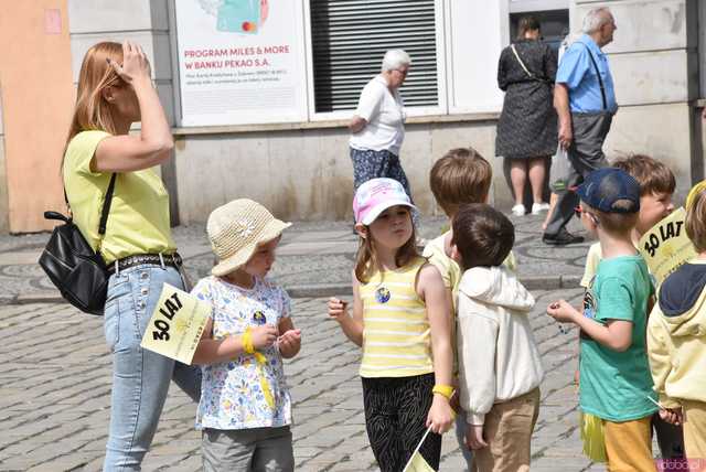 [WIDEO/FOTO] Żółty Marsz Nadziei okrążył świdnicki rynek na zwieńczenie VI edycji Pól Nadziei. Okrągły jubileusz obchodziło TPC Hospicjum