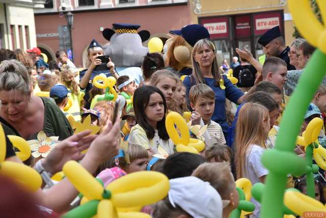 [WIDEO/FOTO] Żółty Marsz Nadziei okrążył świdnicki rynek na zwieńczenie VI edycji Pól Nadziei. Okrągły jubileusz obchodziło TPC Hospicjum