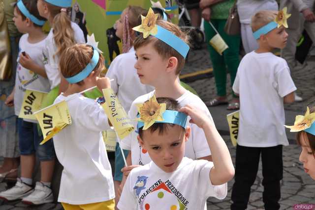 [WIDEO/FOTO] Żółty Marsz Nadziei okrążył świdnicki rynek na zwieńczenie VI edycji Pól Nadziei. Okrągły jubileusz obchodziło TPC Hospicjum