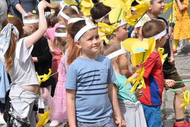 [WIDEO/FOTO] Żółty Marsz Nadziei okrążył świdnicki rynek na zwieńczenie VI edycji Pól Nadziei. Okrągły jubileusz obchodziło TPC Hospicjum