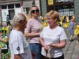 [WIDEO/FOTO] Żółty Marsz Nadziei okrążył świdnicki rynek na zwieńczenie VI edycji Pól Nadziei. Okrągły jubileusz obchodziło TPC Hospicjum