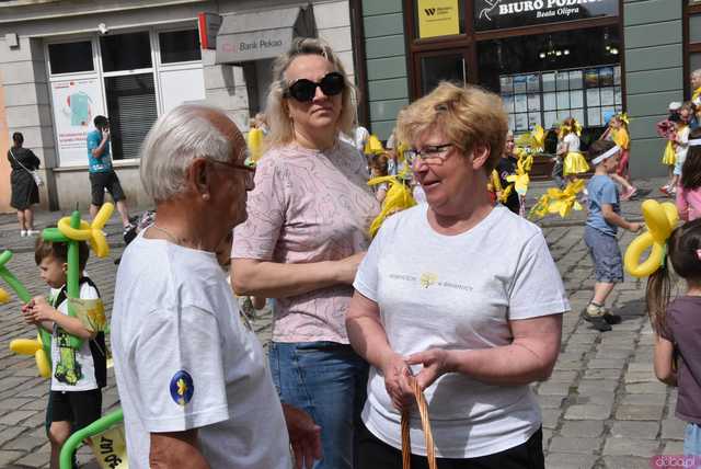 [WIDEO/FOTO] Żółty Marsz Nadziei okrążył świdnicki rynek na zwieńczenie VI edycji Pól Nadziei. Okrągły jubileusz obchodziło TPC Hospicjum