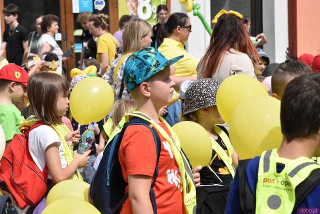 [WIDEO/FOTO] Żółty Marsz Nadziei okrążył świdnicki rynek na zwieńczenie VI edycji Pól Nadziei. Okrągły jubileusz obchodziło TPC Hospicjum