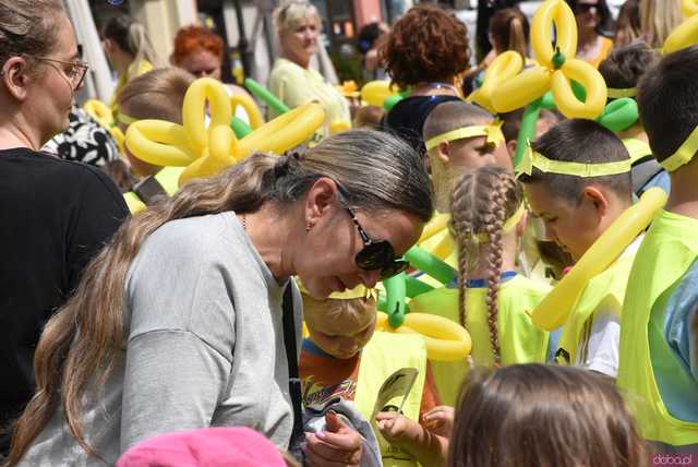 [WIDEO/FOTO] Żółty Marsz Nadziei okrążył świdnicki rynek na zwieńczenie VI edycji Pól Nadziei. Okrągły jubileusz obchodziło TPC Hospicjum