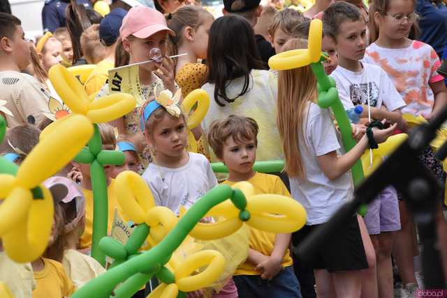 [WIDEO/FOTO] Żółty Marsz Nadziei okrążył świdnicki rynek na zwieńczenie VI edycji Pól Nadziei. Okrągły jubileusz obchodziło TPC Hospicjum