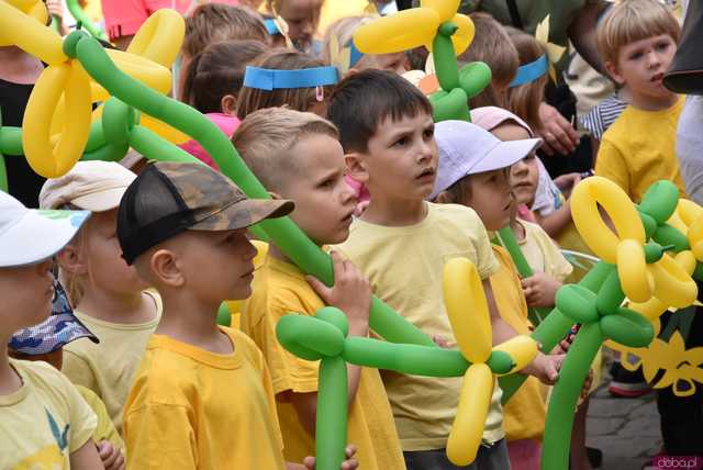[WIDEO/FOTO] Żółty Marsz Nadziei okrążył świdnicki rynek na zwieńczenie VI edycji Pól Nadziei. Okrągły jubileusz obchodziło TPC Hospicjum
