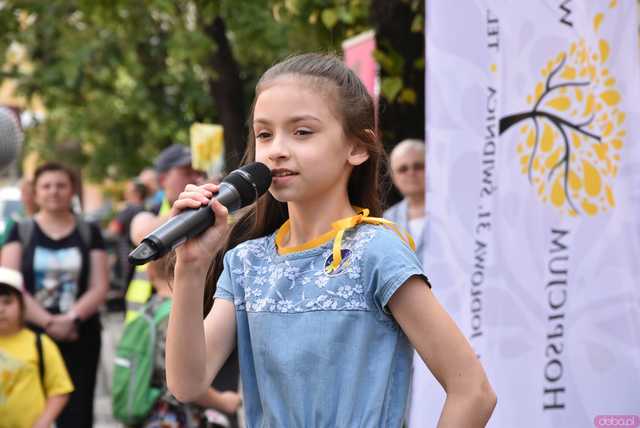 [WIDEO/FOTO] Żółty Marsz Nadziei okrążył świdnicki rynek na zwieńczenie VI edycji Pól Nadziei. Okrągły jubileusz obchodziło TPC Hospicjum