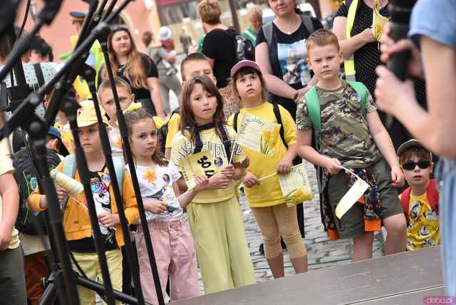 [WIDEO/FOTO] Żółty Marsz Nadziei okrążył świdnicki rynek na zwieńczenie VI edycji Pól Nadziei. Okrągły jubileusz obchodziło TPC Hospicjum