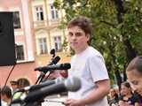 [WIDEO/FOTO] Żółty Marsz Nadziei okrążył świdnicki rynek na zwieńczenie VI edycji Pól Nadziei. Okrągły jubileusz obchodziło TPC Hospicjum