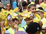 [WIDEO/FOTO] Żółty Marsz Nadziei okrążył świdnicki rynek na zwieńczenie VI edycji Pól Nadziei. Okrągły jubileusz obchodziło TPC Hospicjum