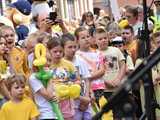 [WIDEO/FOTO] Żółty Marsz Nadziei okrążył świdnicki rynek na zwieńczenie VI edycji Pól Nadziei. Okrągły jubileusz obchodziło TPC Hospicjum