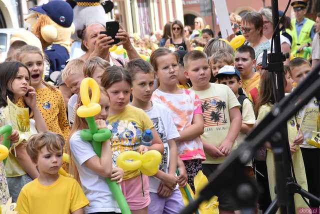 [WIDEO/FOTO] Żółty Marsz Nadziei okrążył świdnicki rynek na zwieńczenie VI edycji Pól Nadziei. Okrągły jubileusz obchodziło TPC Hospicjum